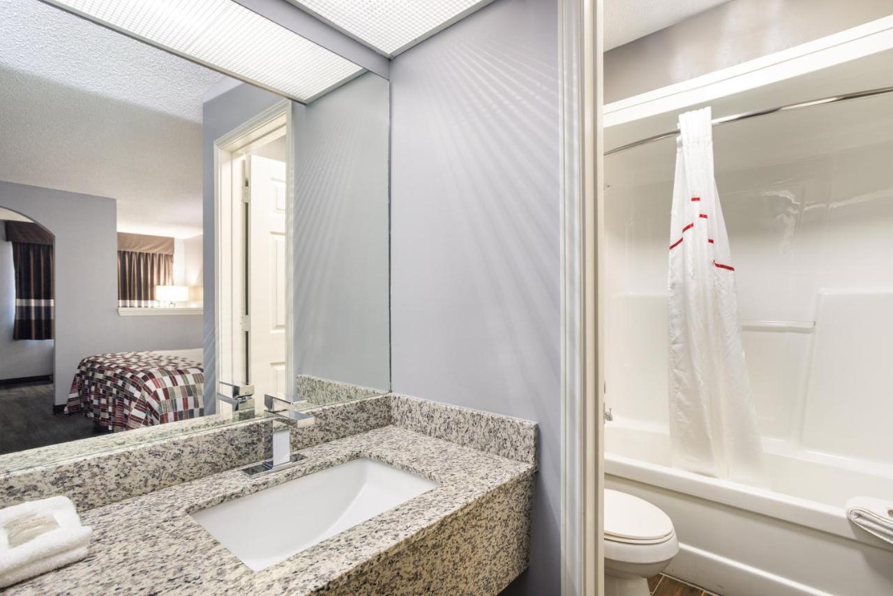 Red Roof Inn & Suites Athens, Al Exteriér fotografie